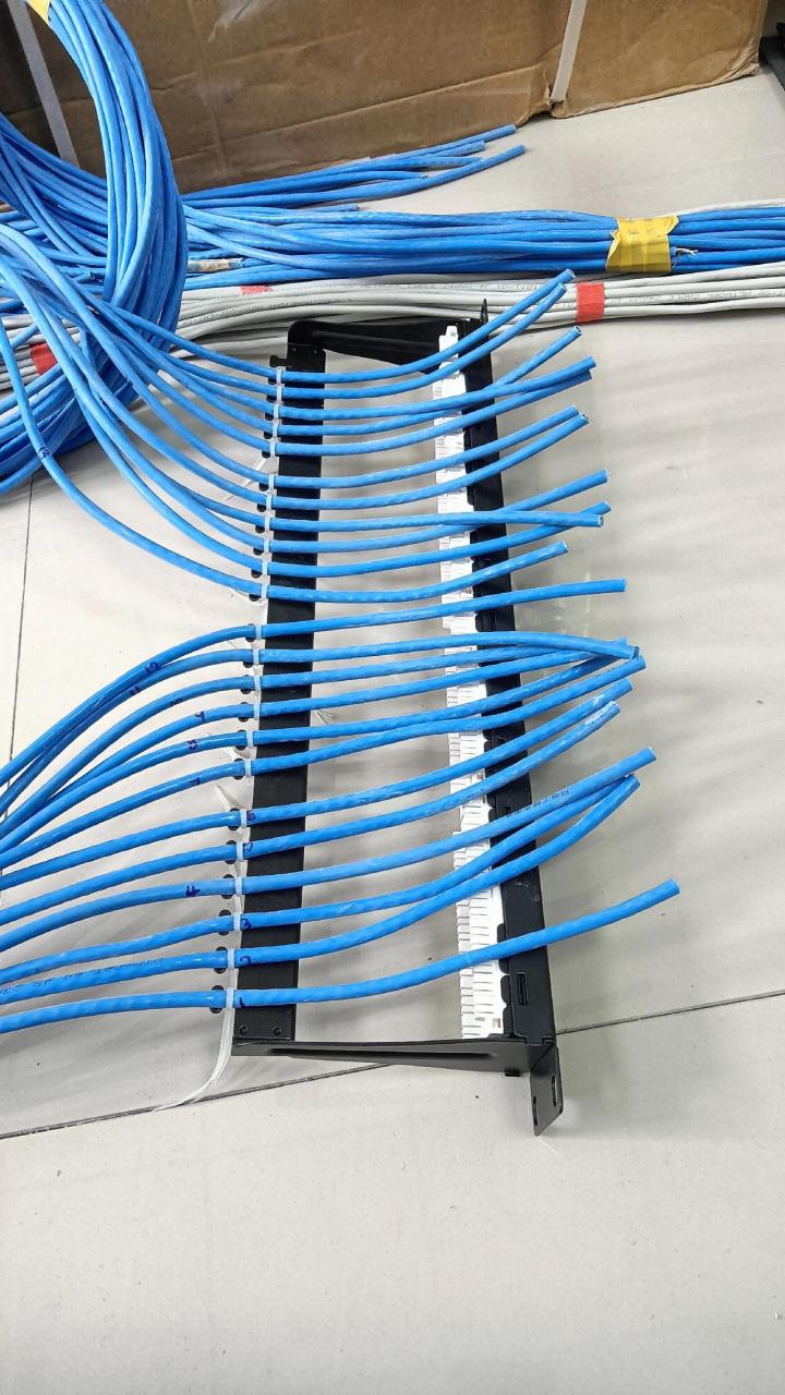 打网络配线架专业的事交给专业的人 施工现场实拍 综合布线 配线架电